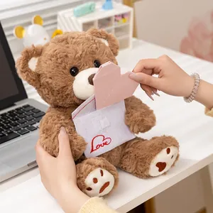 Süßer brauner Teddybär aus Plüsch mit Liebesbriefumschlag und Herz, ideales Valentinstagsgeschenk