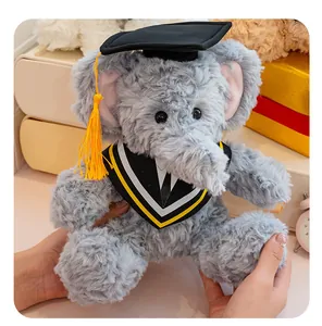 Simpatico elefante di peluche con tocco e toga accademica come regalo per studenti