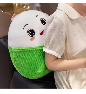 Simpatico peluche Zongzi per il Dragon Boat Festival tenuto come morbido cuscino