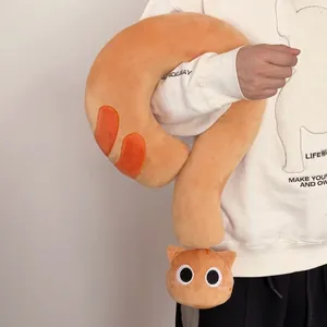 Simpatico cuscino cervicale a U in peluche a forma di gatto arancione per l'ufficio
