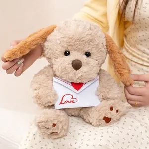 Süßer Plüschwelpe mit Love-Herz-Umschlag, ideales Geschenk zum Valentinstag.