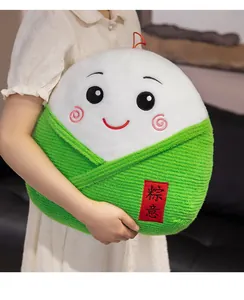 Vista dettagliata di un simpatico peluche zongzi per il festival delle barche drago