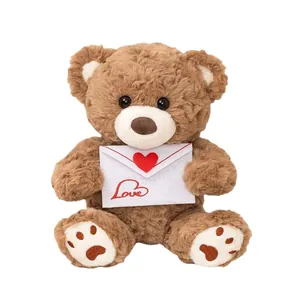 Süßer brauner Teddybär aus Plüsch mit weißem Love-Umschlag als Valentinstagsgeschenk