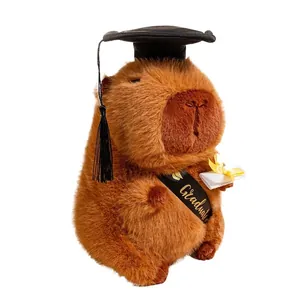 Simpatico peluche capibara con tocco e fascia da laureato per regalo di laurea