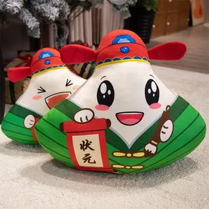 Zwei niedliche Zongzi Plüschkissen dekoriert mit traditionellem roten Zhuangyuan Hut.