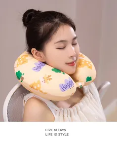 Mujer asiática usando una almohada cervical en forma de U de espuma viscoelástica para viaje