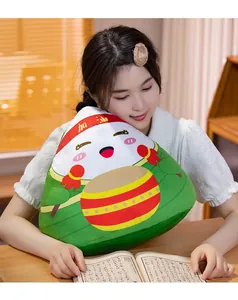 Adorabile peluche a forma di Zongzi mostrato in una calda scena di vita come idea regalo