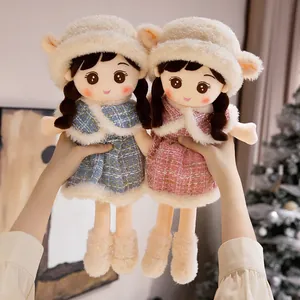 Niedliche Plüschpuppen in Tweed-Kleidern und Pelzmützen, das perfekte Geschenk zu Weihnachten.