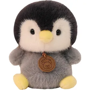 Süßer Pinguin-Plüschtier mit weichem Fell und Lederanhänger, ideal für Schreibtischdeko.