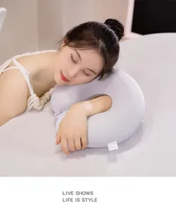 Mujer joven durmiendo en una almohada cervical en forma de U de espuma viscoelástica