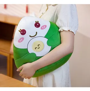 Simpatico peluche a forma di Zongzi tenuto in braccio da una modella, vista di dettaglio
