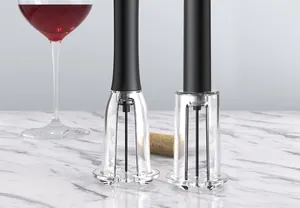 Detaillierte Nahaufnahme von zwei manuellen Luftdruck-Weinöffnern mit Acrylbasis