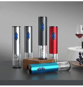 Collectie kleurrijke elektrische automatische wijnopeners op een moderne tafel