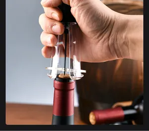 Detaillierte Demonstration der Verwendung eines Luftdruck-Weinöffners an einer Flasche