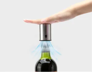 Primo piano di una mano che preme un tappo per vino sottovuoto Circle Joy