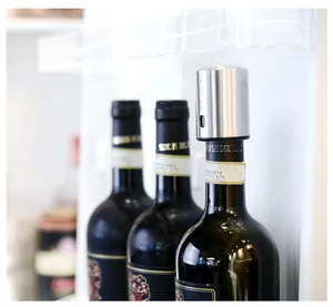 Dettaglio del tappo per vino sottovuoto Circle Joy in acciaio inox su una bottiglia di vino