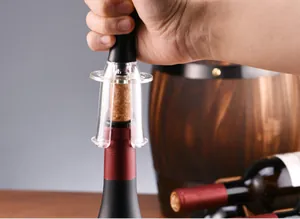 Detailansicht eines manuellen Luftdruck-Weinöffners beim Herausziehen eines Korkens.