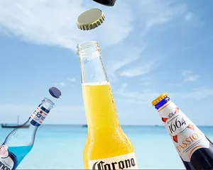 Actiefoto van een automatische bieropener die een kroonkurk van de fles opent op het strand
