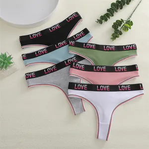Detailansicht von Baumwoll-Strings in verschiedenen Farben mit LOVE-Schriftzug.