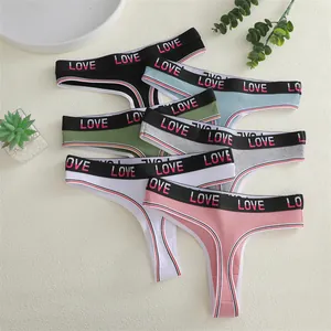 Detaillierte Ansicht von sechs bunten Baumwoll-Strings mit LOVE-Schriftzug am Taillenbund.