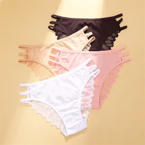 Gros plan sur des culottes sexy en coton avec dentelle raffinée et fines lanières
