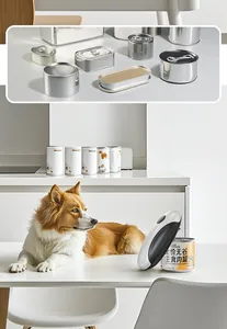 Elektrischer Dosenöffner öffnet eine Tierfutterdose neben einem Border Collie Hund.