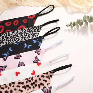 Detalle de bragas de seda de hielo sin costuras para mujer con estampados de leopardo y mariposas