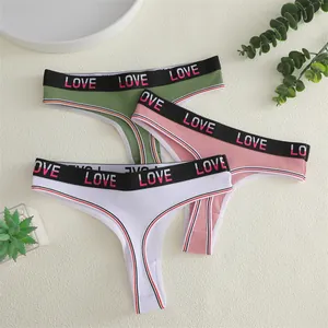 Nahaufnahme von drei gerippten Low-Rise-Thongs aus Baumwolle mit LOVE-Schriftzug
