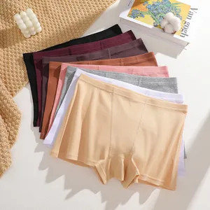 Stapel farbenfroher gerippter Baumwoll-Boxershorts für Damen in gemütlicher Umgebung