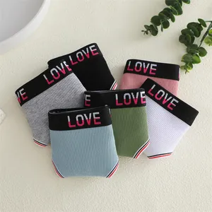 Detailansicht eines Baumwoll-Damen-Slip-Sets mit flachem Bund und LOVE-Schriftzug