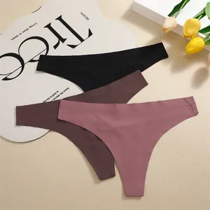 Vista dettagliata di tre perizomi senza cuciture in seta di ghiaccio per donna, vari colori.