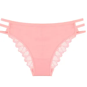 Élégante culotte en coton rose à taille basse avec dentelle et brides latérales ajourées.