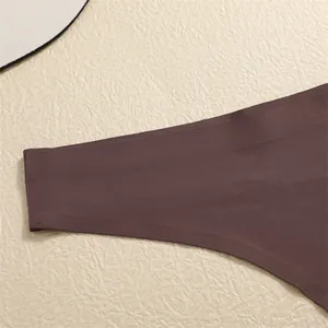 Dettaglio perizoma da donna in seta ghiaccio senza cuciture marrone con design a vita a V