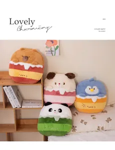 Vista detallada de cojines de peluche de animales y manta para decoración hogar