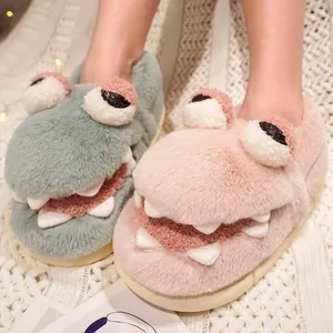 Lindas zapatillas de felpa de cocodrilo con forro grueso para el calor del invierno.