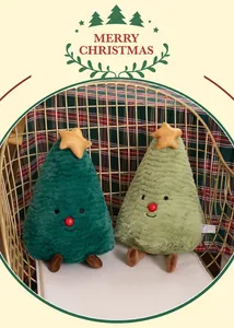 Dettaglio di simpatici cuscini in peluche a forma di albero di Natale in tonalità di verde.