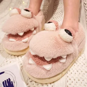 Lindas y acogedoras pantuflas de cocodrilo de felpa rosa para el cálido confort del invierno.