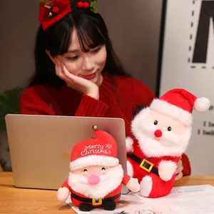 Simpatici pupazzi di peluche di Babbo Natale per decorazioni natalizie e regali festivi