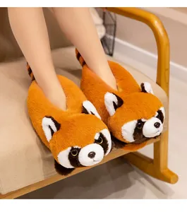 Gedetailleerd beeld van pluchen rode panda pantoffels met een dikke en warme voering