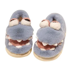 Lindas pantuflas de felpa de cocodrilo azul para calidez y comodidad en el invierno