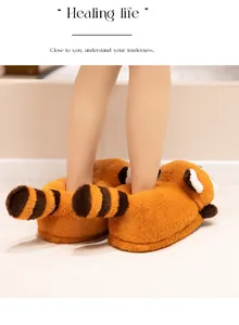 Zachte rode panda pluche pantoffels met dikke vacht en gestreepte staart voor winter