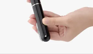 Gedetailleerd zicht op een slanke zwarte luchtdruk wijnflesopener in de vorm van een pen
