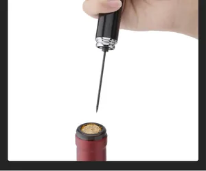 Detailweergave van een naald voor luchtdruk wijnopener uitgelijnd met de kurk.