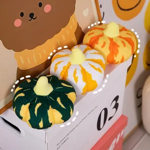 Festliches Set mit drei bunten Plüsch-Kürbis-Dekokissen für die Halloween-Deko