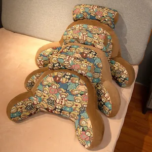Set van pluche rugkussens met retro teddybeermotief gestapeld op een bed in de kamer