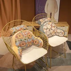 Schattige cartoon lendensteunkussens met armleuningen en hoofdsteunen op gouden stoelen