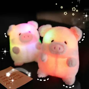 Gros plan d'une peluche de cochon LED lumineuse montrant une lumière colorée