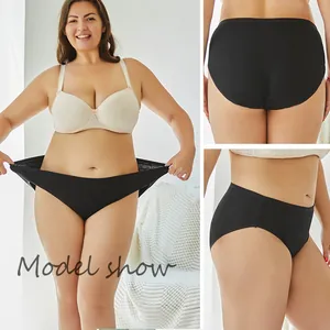Culotte en coton noir grande taille montrée en détail avec étirement avant et dos.