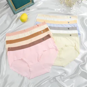 Vista de cerca de bragas de algodón transpirable en tonos pastel con bordado de corazón