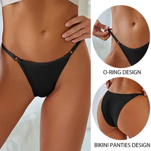 Gedetailleerde weergave van de zwarte low waist bikini slip voor dames met O-ring bandjes.